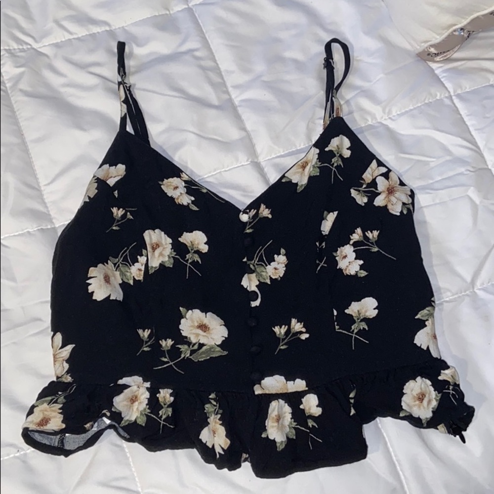 Cute top with white flowers on it